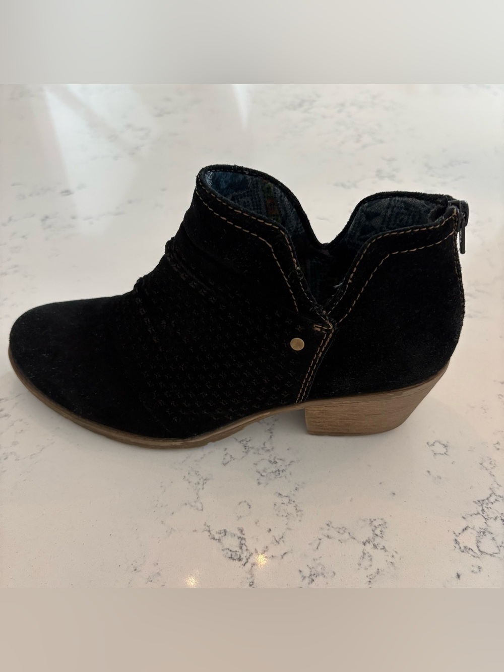 Earth Origins “Amanda” black Suede Ankle Booties size 7 1/2 - Picture 3 of 7